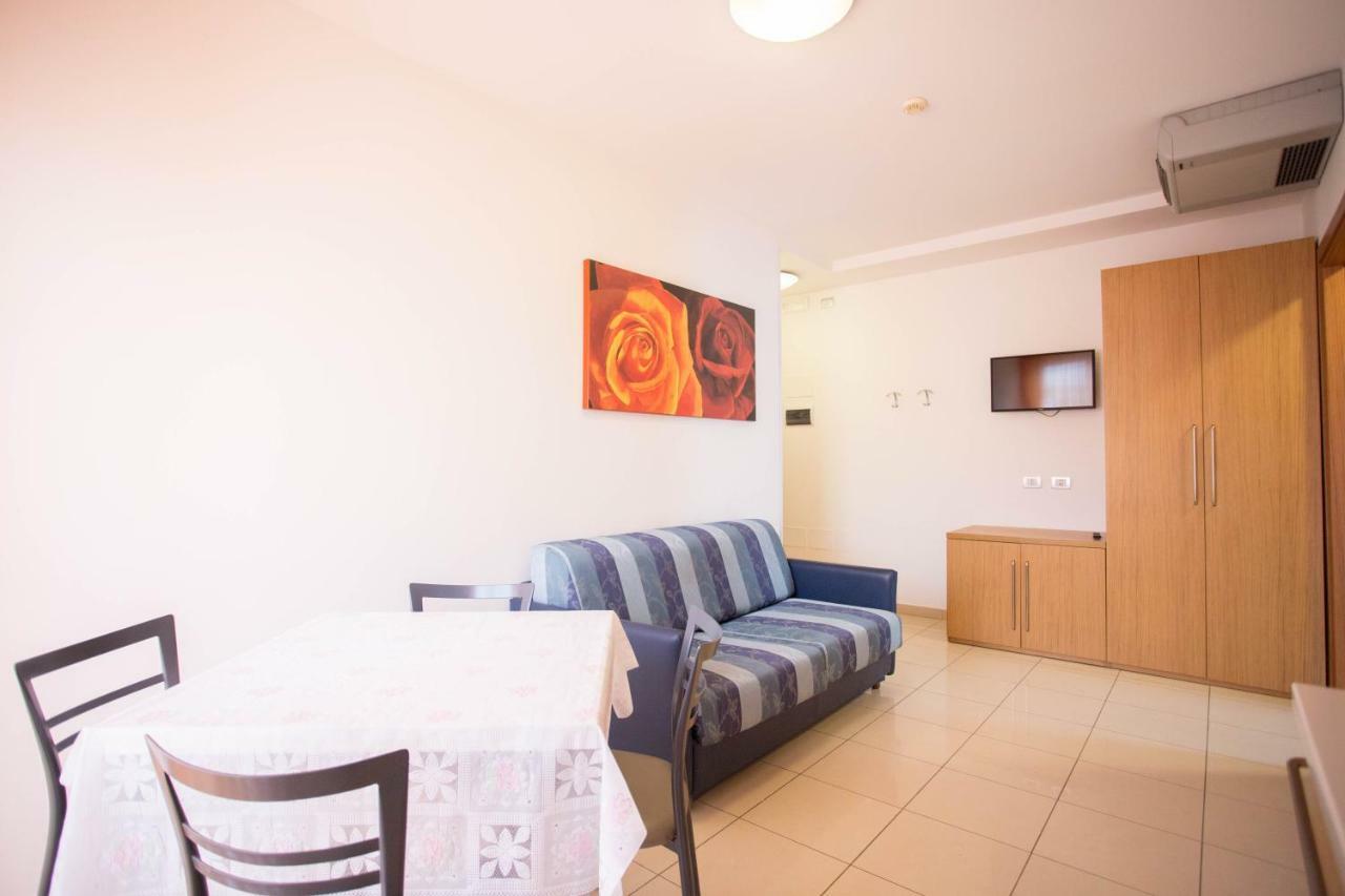 Residence Marzia Rimini Buitenkant foto
